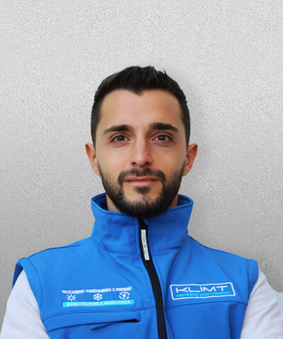 Tecnico Klimt con barba in gilet blu