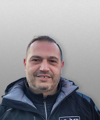 Tecnico Klimt sorridente in giacca scura