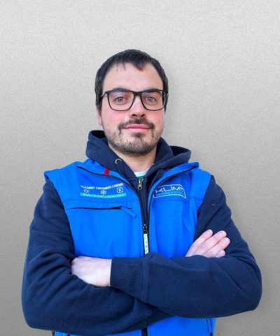 Tecnico Klimt con occhiali e barba, braccia incrociate
